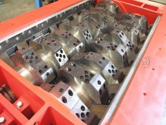 雙軸撕碎機的優(yōu)勢表現(xiàn)在對物料具有較強的通用性能